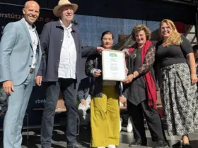 Halten den fairen Handel hoch: Erster Bürgermeister Harald Danzl, Sprecher und Mitglieder der Fairtrade-Gruppe Feucht Helmut Schleif, Sophie Wurm, Petra Fischer sowie die Vertreterin für Fairtrade-Deutschland Christina Arkenberg (von links).