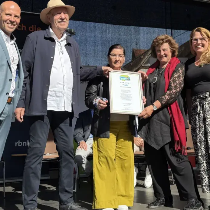 Halten den fairen Handel hoch: Erster Bürgermeister Harald Danzl, Sprecher und Mitglieder der Fairtrade-Gruppe Feucht Helmut Schleif, Sophie Wurm, Petra Fischer sowie die Vertreterin für Fairtrade-Deutschland Christina Arkenberg (von links).