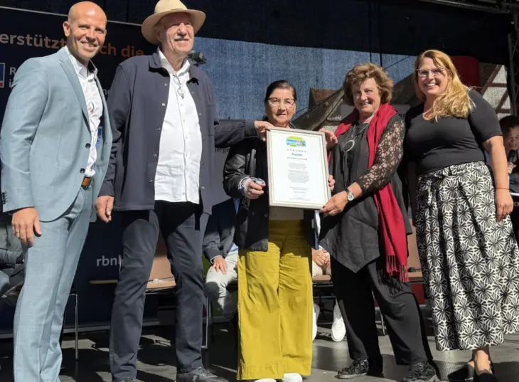 Halten den fairen Handel hoch: Erster Bürgermeister Harald Danzl, Sprecher und Mitglieder der Fairtrade-Gruppe Feucht Helmut Schleif, Sophie Wurm, Petra Fischer sowie die Vertreterin für Fairtrade-Deutschland Christina Arkenberg (von links).