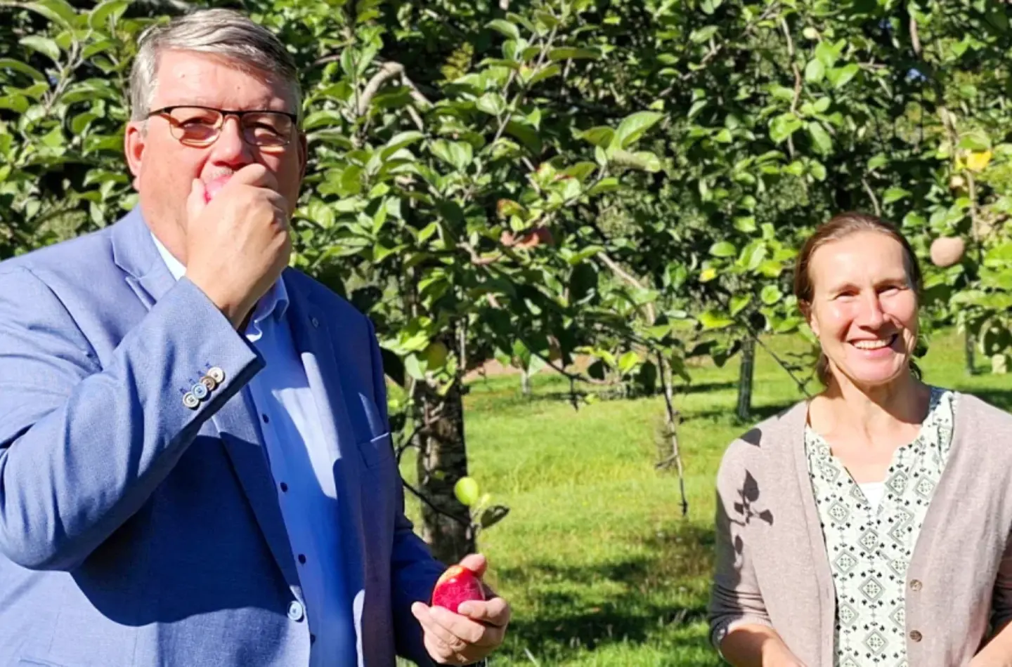 Setzen sich für den Erhalt der mittelfränkischen Kulturlandschaft ein: Wolfgang Neukirchner, Leiter des Amts für Ländliche Entwicklung Mittelfranken, und Gartenbau-Ingenieurin Anja Emmerich-Marwan.