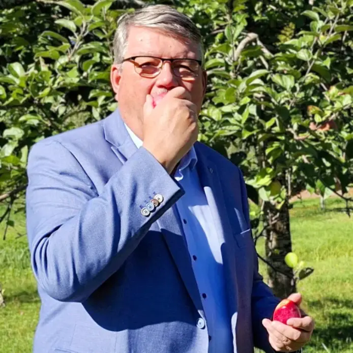 Setzen sich für den Erhalt der mittelfränkischen Kulturlandschaft ein: Wolfgang Neukirchner, Leiter des Amts für Ländliche Entwicklung Mittelfranken, und Gartenbau-Ingenieurin Anja Emmerich-Marwan.