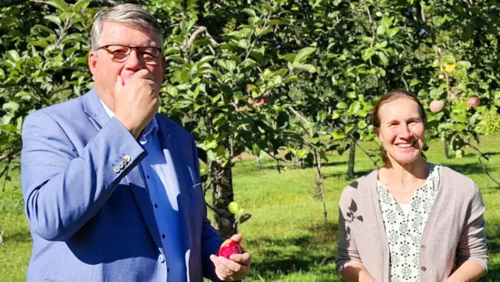 Setzen sich für den Erhalt der mittelfränkischen Kulturlandschaft ein: Wolfgang Neukirchner, Leiter des Amts für Ländliche Entwicklung Mittelfranken, und Gartenbau-Ingenieurin Anja Emmerich-Marwan.