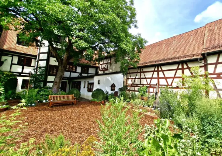 Eine versteckte Oase der Stille inmitten der Altstadt: das Altdorfer Doktorsgärtlein hinter dem Museum in der Neubaugasse.
