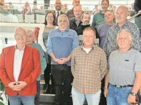 Unter anderem auf dem Bild zu sehen sind die beiden Jubilare Uwe Zogel und Walter Potzler, beide wurden für 40 Jahre Mitgliedschaft geehrt.