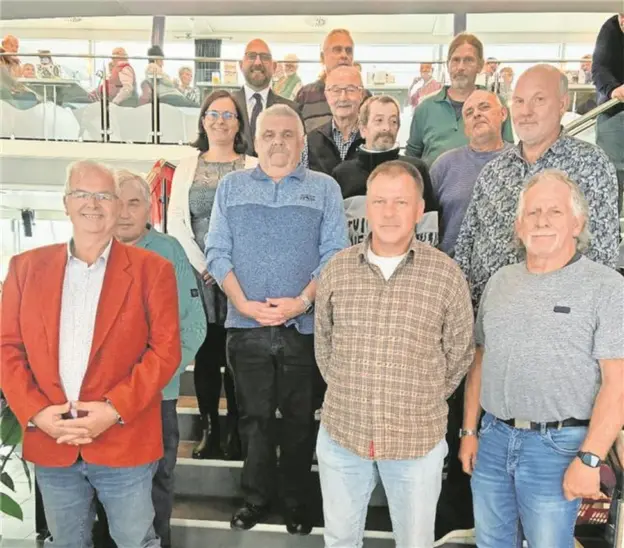 Unter anderem auf dem Bild zu sehen sind die beiden Jubilare Uwe Zogel und Walter Potzler, beide wurden für 40 Jahre Mitgliedschaft geehrt.