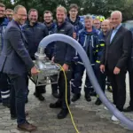Vertreter der Sparkasse und des THW freuen sich über die beiden neuen Hochleistungsschmutzwasserpumpen.