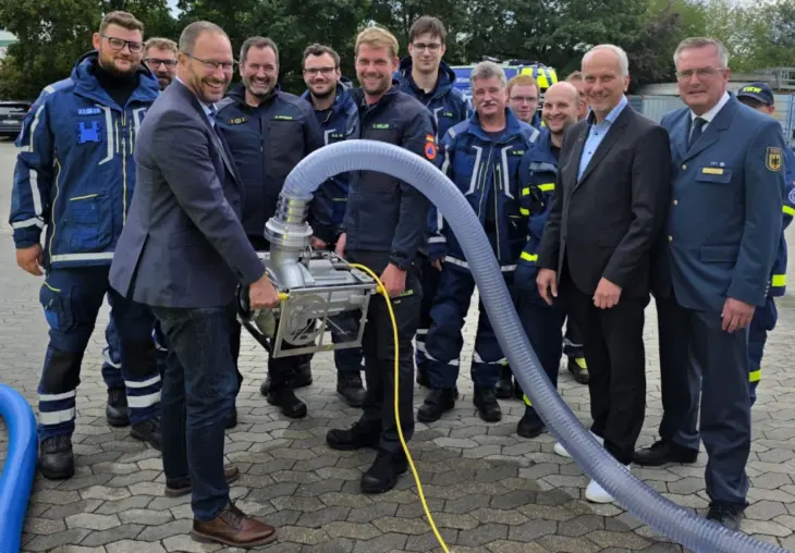 Vertreter der Sparkasse und des THW freuen sich über die beiden neuen Hochleistungsschmutzwasserpumpen.