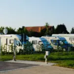 Vier Wohnmobile stehen auf diesem Archivbild auf dem Stellplatz in Altdorf. Der Platz ist derzeit gesperrt, auch Strom, Wasser und Entsorgung sind nicht nutzbar.
