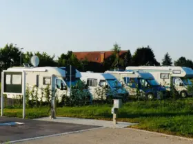 Vier Wohnmobile stehen auf diesem Archivbild auf dem Stellplatz in Altdorf. Der Platz ist derzeit gesperrt, auch Strom, Wasser und Entsorgung sind nicht nutzbar.