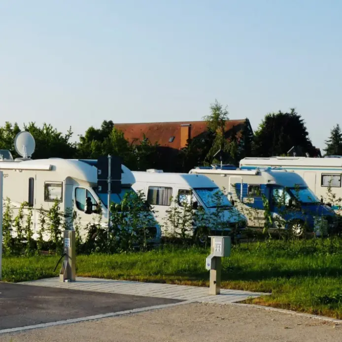 Vier Wohnmobile stehen auf diesem Archivbild auf dem Stellplatz in Altdorf. Der Platz ist derzeit gesperrt, auch Strom, Wasser und Entsorgung sind nicht nutzbar.