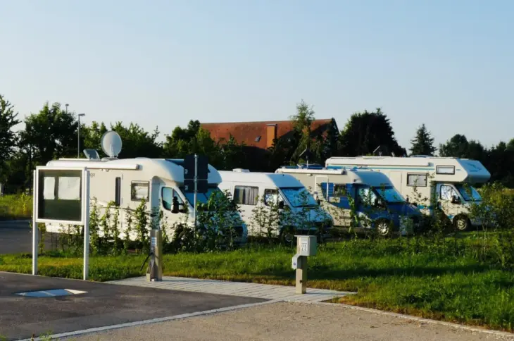 Vier Wohnmobile stehen auf diesem Archivbild auf dem Stellplatz in Altdorf. Der Platz ist derzeit gesperrt, auch Strom, Wasser und Entsorgung sind nicht nutzbar.
