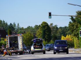 Am Sonntagmittag ist ein Rollerfahrer in der Penzenhofener Hauptstraße von einem Auto angefahren und von seinem Fahrzeug geschleudert worden.
