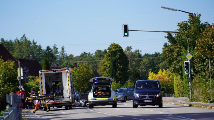Am Sonntagmittag ist ein Rollerfahrer in der Penzenhofener Hauptstraße von einem Auto angefahren und von seinem Fahrzeug geschleudert worden.
